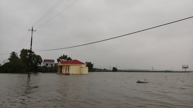 Chùm ảnh: Nước lũ mênh mông như biển khơi, làng mạc thành ốc đảo - 2