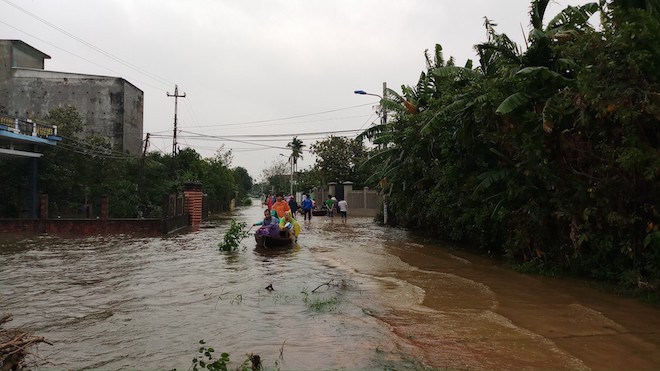 Chùm ảnh: Nước lũ mênh mông như biển khơi, làng mạc thành ốc đảo - 5