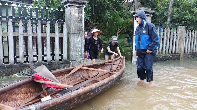 Chùm ảnh: Nước lũ mênh mông như biển khơi, làng mạc thành ốc đảo - 9