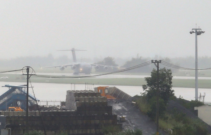 Nóng 24h qua: Boeing C-17 của Tổng thống Trump đáp xuống Đà Nẵng - 1