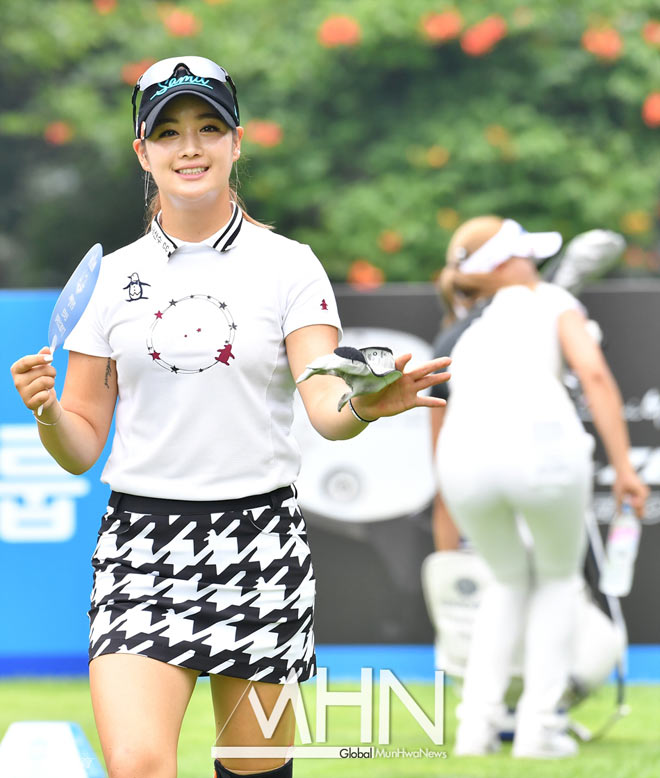 Golf 24/7: Hot-girl Hàn Quốc tài giỏi, “đẹp chim sa cá lặn” - 1