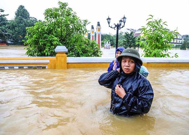 Hội An nước ngập đến nóc nhà, dân bắt đầu sơ tán - 9