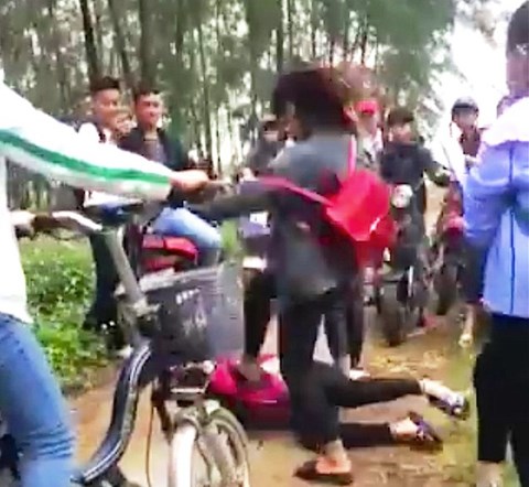 Nghệ An: Kinh hoàng cảnh 3 nữ sinh đánh bạn không thương tiếc - 1
