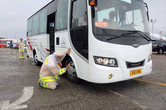 Xúc động hình ảnh những &#34;Bông hồng thép&#34; dầm mưa phục vụ APEC 2017 - 11