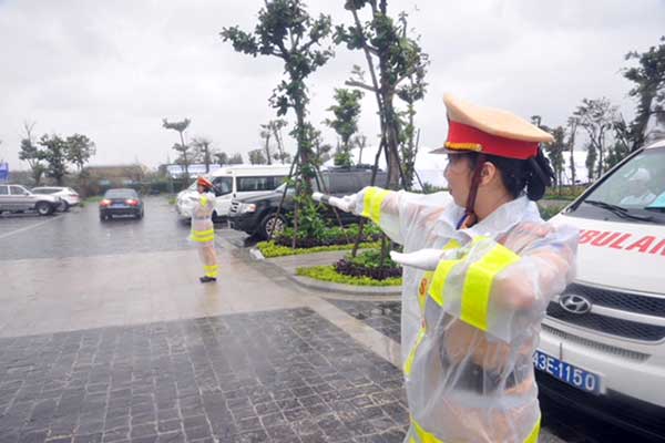 Xúc động hình ảnh những &#34;Bông hồng thép&#34; dầm mưa phục vụ APEC 2017 - 5