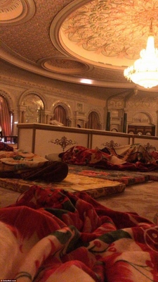 Ánh sốc về hoàng tử Ả Rập khét tiếng trong khách sạn xa xỉ - 1