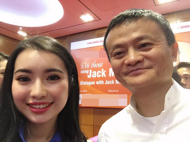 Chiều ngày 6/11, hơn 3000 người trẻ Việt may mắn được tham dự buổi trò chuyện cùng tỷ phú Jack Ma, lắng nghe những chia sẻ của ông về hành trình đi tới thành công. 