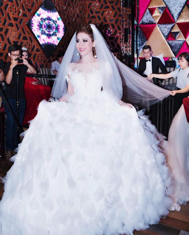 Lâm Chí Khanh: “Tôi sẽ mặc 8 váy cưới đính 10.000 viên pha lê trong hôn lễ tháng 12” - 1