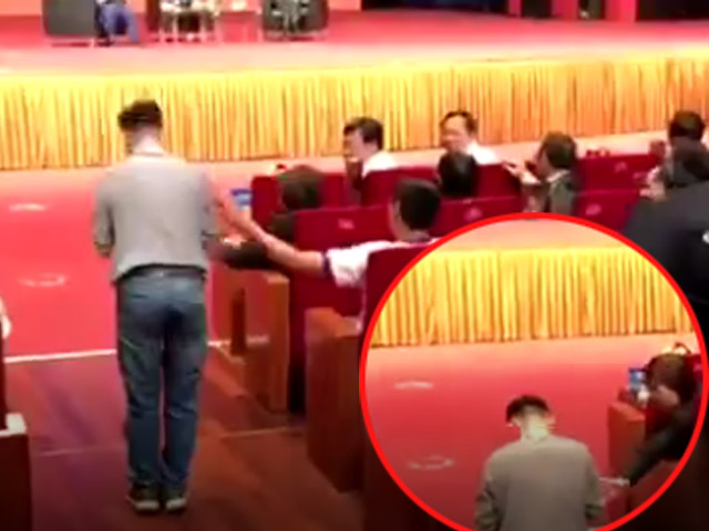 “Fan cuồng” vái lạy Jack Ma mang tỏi lý sơn và tinh bột nghệ tặng thần tượng - 1