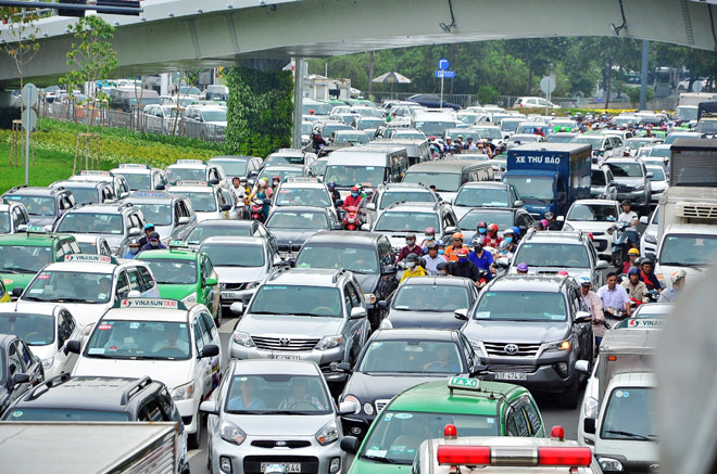 Đề xuất thu phí ô tô để “giải cứu” kẹt xe triền miên ở Tân Sơn Nhất - 1