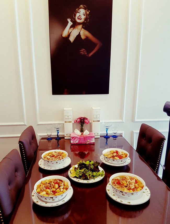 Không gian bàn ăn được thiết kế hiện đại với tấm ảnh Vân Hugo treo trên tường.