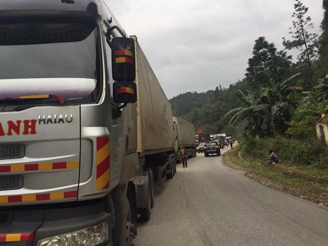 Hai xe container đấu đầu, nghìn ô tô &#34;nằm chờ&#34; trên đường lên thác Bản Giốc - 2