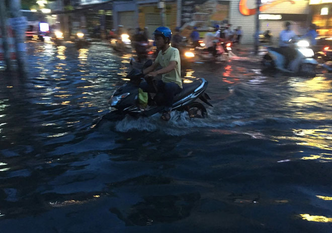 Mưa “chớp mắt”, phố Sài Gòn ngập như lụt miền Trung - 1