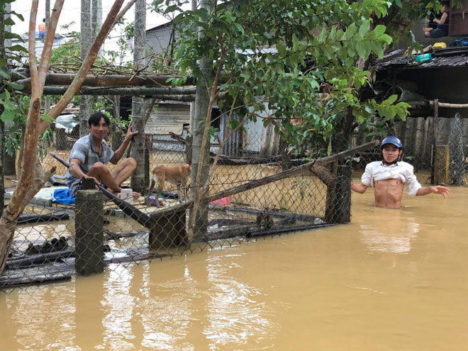 4 ngày bị lũ cô lập, dân ngồi mái nhà chờ &#34;viện trợ&#34; - 3