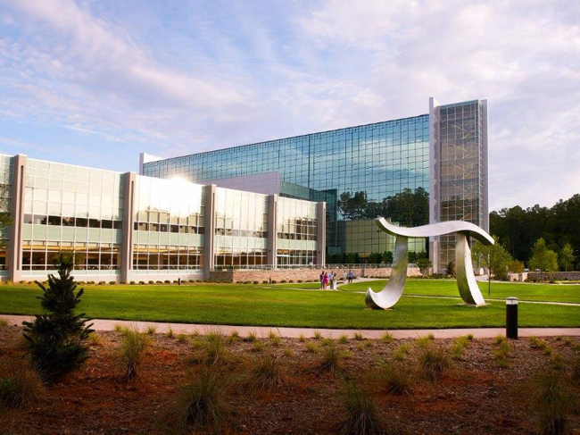 Đây là trụ sở làm việc của SAS, một công ty phần mềm ở Cary, bang Bắc Carolina, Mỹ. Khuôn viên của công ty lên tới 900 mẫu Anh (3,6 triệu m2), rộng hơn rất nhiều trường Đại học lớn.