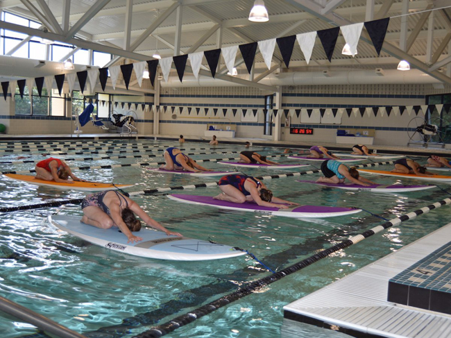 Bể bơi rộng, nơi tổ chức các lớp học yoga trên nước.