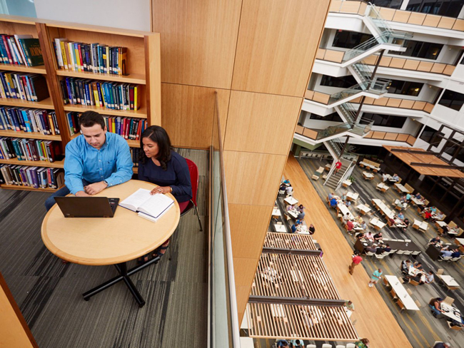 Thư viện công ty rộng rãi và sạch đẹp không thua kém bất cứ trường đại học nào với hơn 10.000 đầu sách.