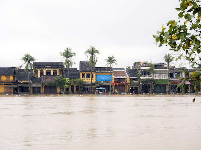 Lũ lịch sử “biến” Hội An thành “phố rác” - 19
