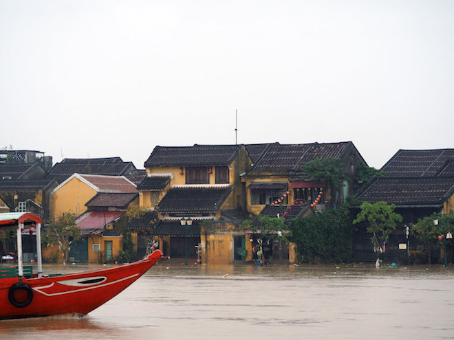 Lũ lịch sử “biến” Hội An thành “phố rác” - 14
