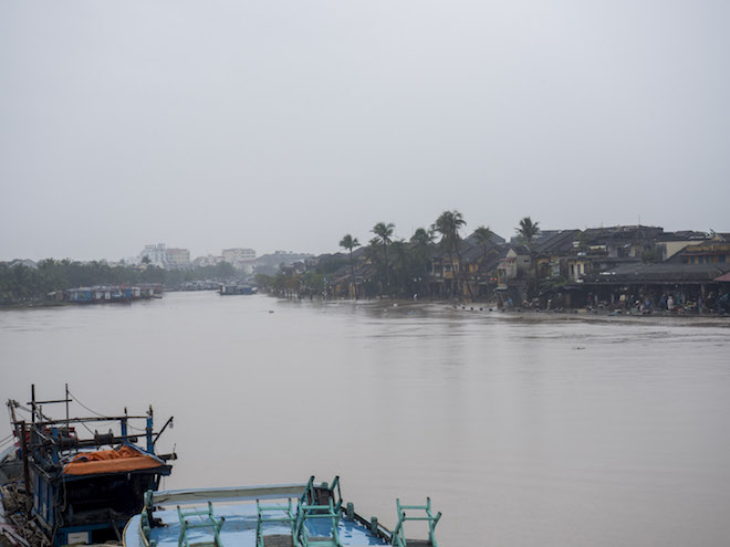 Lũ lịch sử “biến” Hội An thành “phố rác” - 18