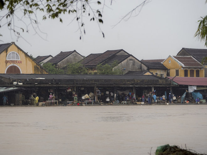 Lũ lịch sử “biến” Hội An thành “phố rác” - 17