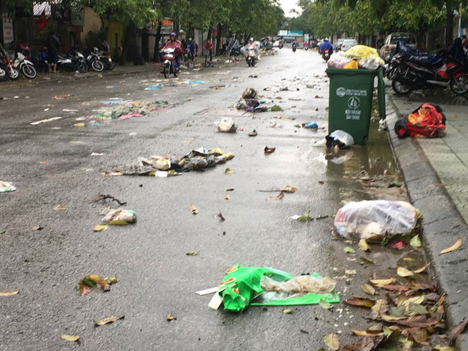 Lũ lịch sử “biến” Hội An thành “phố rác” - 20
