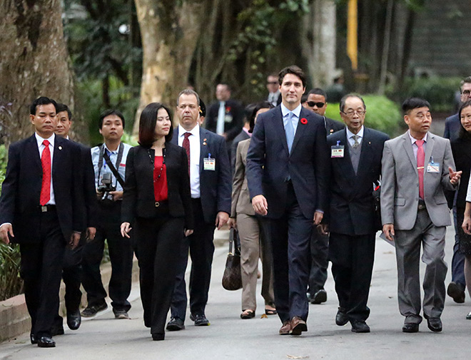 Thủ tướng Canada cho cá ăn ở Nhà sàn Bác Hồ - 1