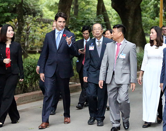 Thủ tướng Canada cho cá ăn ở Nhà sàn Bác Hồ - 9