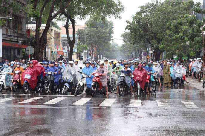 APEC 2017: Người dân Đà Nẵng đội mưa chờ xem &#34;quái thú&#34; - 6