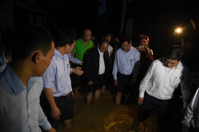 Thủ tướng lội nước nói chuyện với dân Hội An sau bão - 1