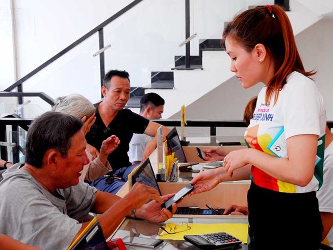 Đâu chỉ mỗi Apple khổ vì giấy phép con - 1