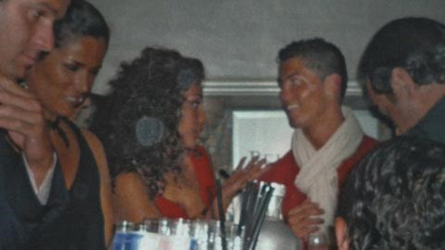 Ronaldo rất kín tiếng trong các mối quan hệ tình ái nhưng vẫn có vài bức hình tiết lộ cuộc gặp gỡ giữa anh và Raffella Fico.