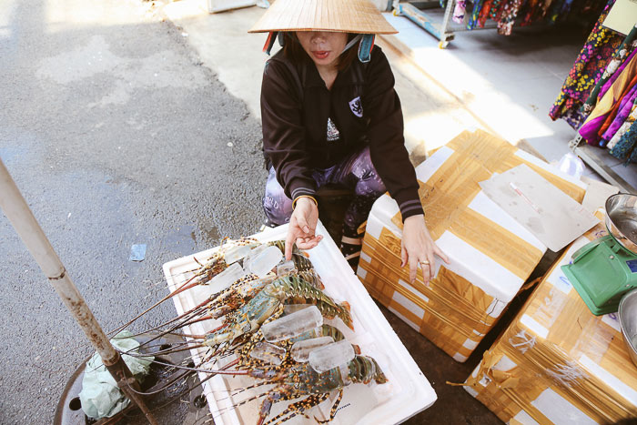 Tôm hùm “chạy” bão từ miền Trung vào Sài Gòn, người nuôi vừa bán vừa khóc - 4