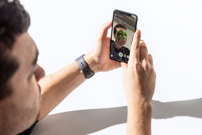 iPhone X có hệ thống camera TrueDepth ở mặt trước. Nó được sử dụng để nhận dạng khuôn mặt Face ID và các tính năng cải tiến như Animoji.