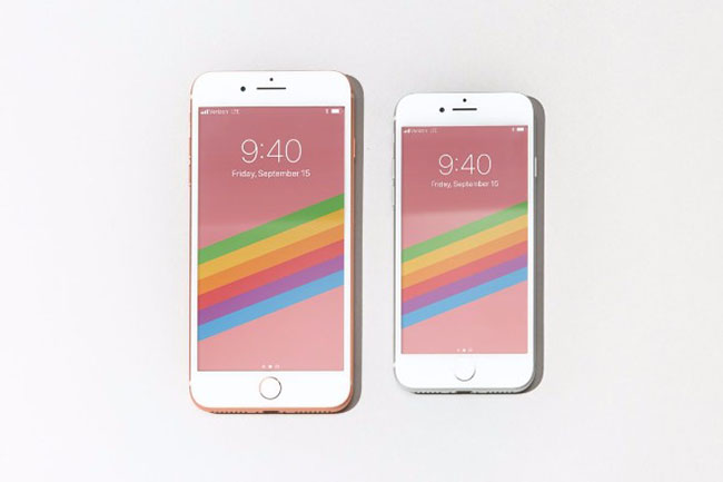 Với iPhone 8 và 8 Plus, chúng vẫn sử dụng màn hình LCD. Mặc dù vẫn tốt nhưng khi đứng bên cạnh iPhone X, nó tạo ra sự khác biệt rõ ràng trong khả năng hiển thị các điểm màu đen.