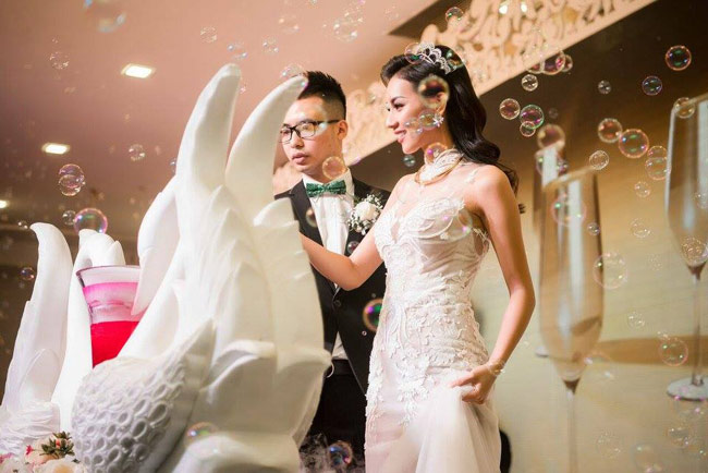 "Con xin cảm ơn hai bên gia đình đã yêu thương và tác thành cho chúng con", Nga Tây nhắn nhủ sau khi lễ cưới hoàn tất.&nbsp;