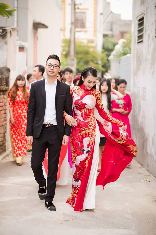 Lễ cưới của "hot girl Tuyệt tình cốc" không thiếu những khoảnh khắc tươi trẻ thế này.&nbsp;
