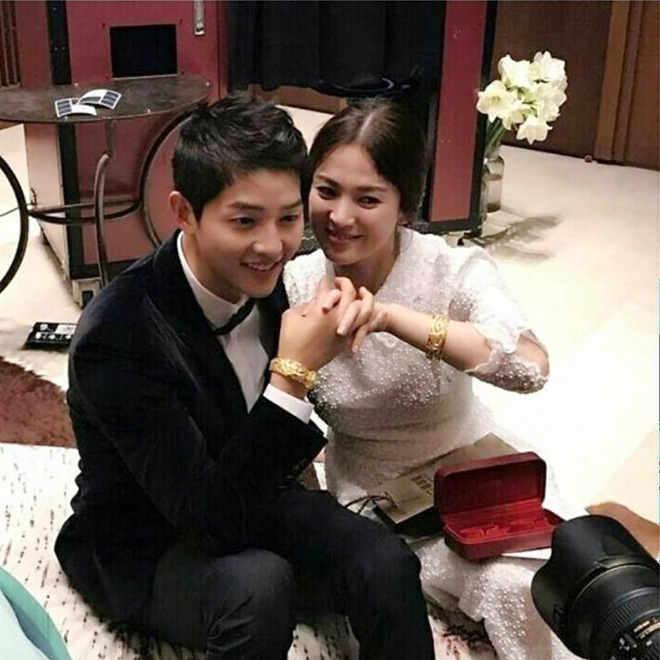 Vợ chồng Song Hye Kyo khoe quà cưới là vàng đeo đầy tay - 1