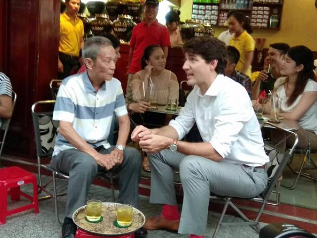 Thủ tướng Canada ngồi uống cà phê ở trung tâm Sài Gòn