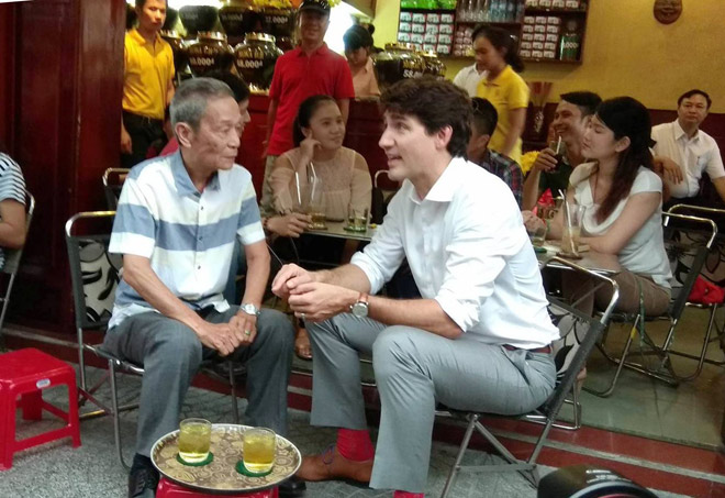 Thủ tướng Canada ngồi uống cà phê ở trung tâm Sài Gòn - 1