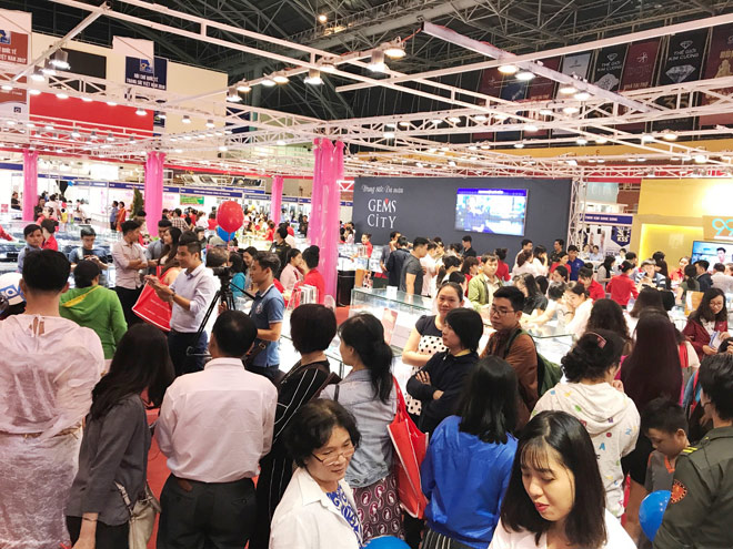 Cùng những cặp đôi trẻ trải nghiệm chọn nhẫn DOJI cho ngày chung đôi - 1