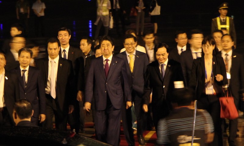 Thủ tướng Shinzo Abe chính thức tới Đà Nẵng dự APEC - 3