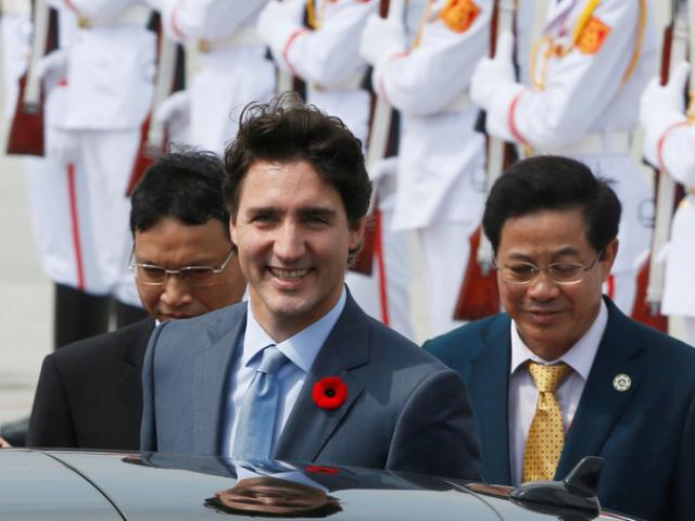 Thủ tướng điển trai của Canada xuất hiện lịch lãm ở sân bay Đà Nẵng