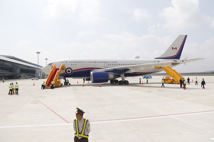 Thủ tướng điển trai của Canada xuất hiện lịch lãm ở sân bay Đà Nẵng - 1