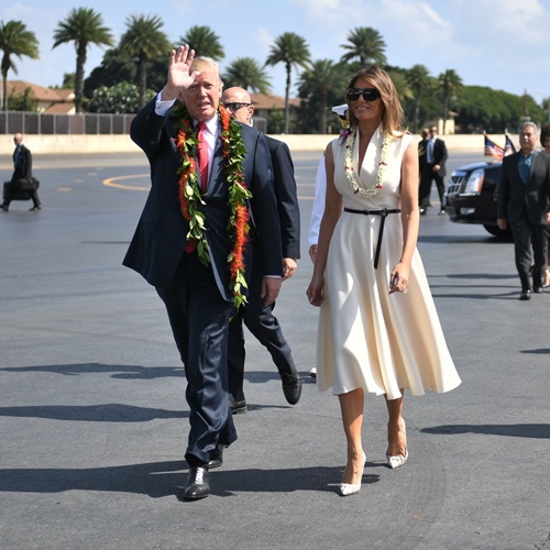 Thăm châu Á chục ngày, vợ đẹp của Tổng thống Trump chi bạc tỷ cho váy áo - 1