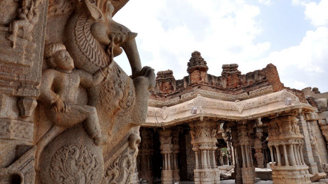 Thành phố cổ Hampi từng là thủ đô của đế chế Vijayanagara hùng mạnh và nơi đây hiện vẫn còn nhiều ngôi đền cổ với kiến trúc độc đáo. Nổi bật nhất trong các ngôi đền là Vittala với cột đá khắc họa tượng thần Yali trong đạo Hindu.