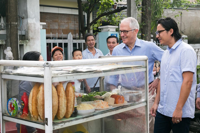 Thủ tướng Australia ăn bánh mì vỉa hè, chụp ảnh selfie với người dân Đà Nẵng - 1