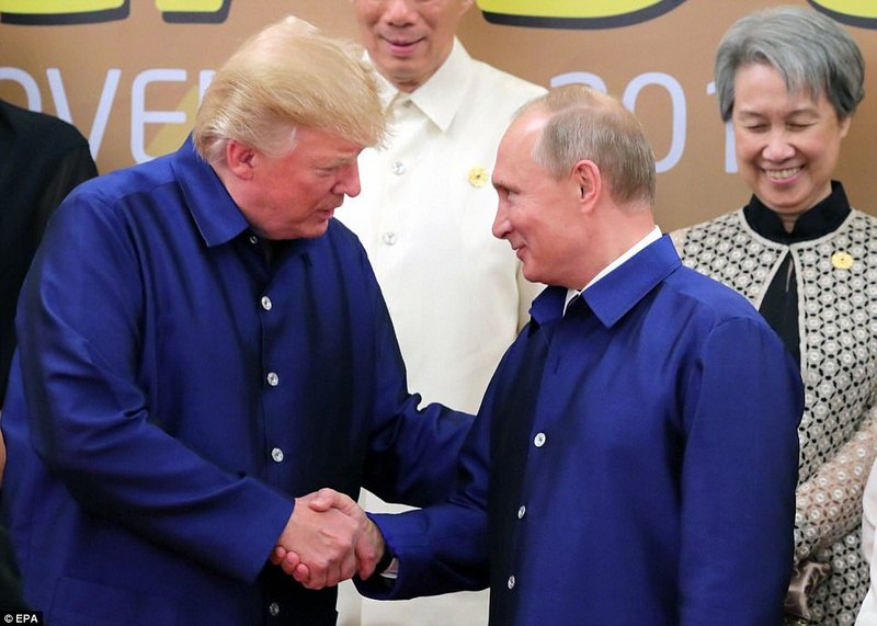 Báo Tây viết về cái bắt tay của ông Trump và ông Putin tại APEC VN - 1