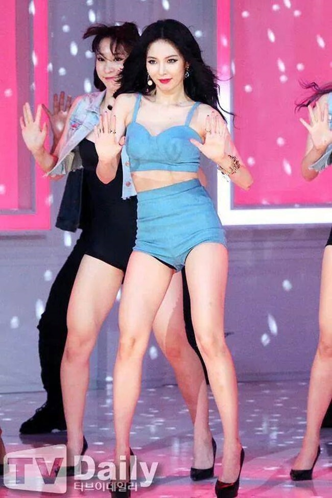 Là một nữ ca sĩ đi theo phong cách sexy thế nên không khó hiểu khi trang phục trình diễn của HyunA luôn luôn luôn là những bộ đồ thiếu vải.