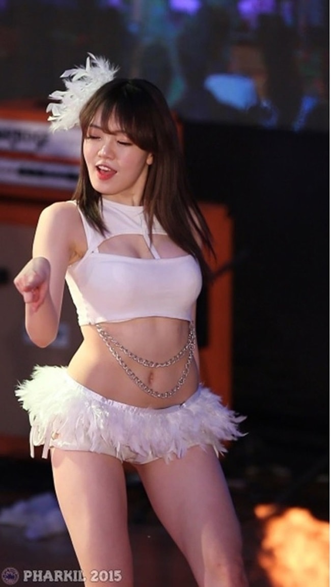 Eunsol là thành viên nhóm nhảy nữ Bambino, mỗi lần biểu diễn là một lần cô nàng gây "náo loạn" Kpop bởi phong cách trình diễn nóng bỏng cùng những trang phục không thể hút mắt hơn.